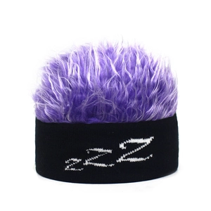 Detailansicht der lila Perückenmütze mit ZZZ-Stickerei auf dem schwarzen Strickbund