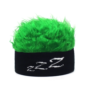 Detailaufnahme der grünen Plüschperücke Mütze mit zzz Stickerei auf schwarzem Strickbund