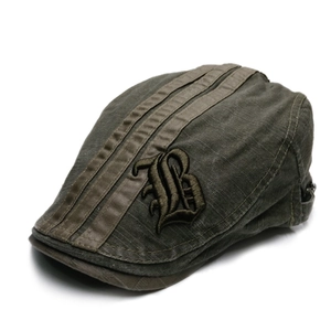 Béret rétro vert olive avec rayures brunes et broderie de la lettre gothique B