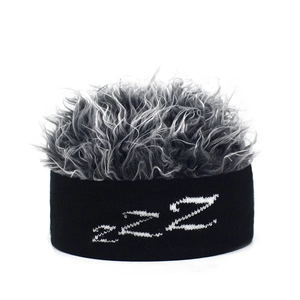 Lustige ZZZ Strickmütze mit grauen Lockenperücke und schwarzem besticktem Stirnband