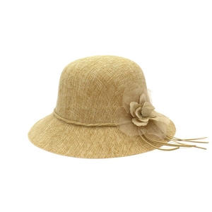 Vue détaillée du chapeau de soleil en paille beige avec tissage fin et fleur de tulle