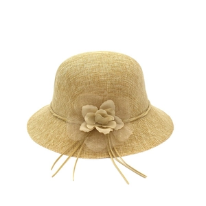 Vue détaillée d'un chapeau de soleil tissé beige orné d'une grande fleur multicouche