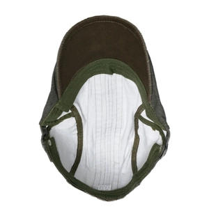 Détail intérieur de la casquette vintage avec doublure matelassée et boucle en métal