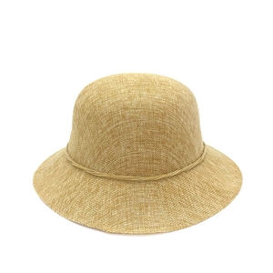 Texture détaillée d'un chapeau de soleil respirant en lin avec cordon tressé