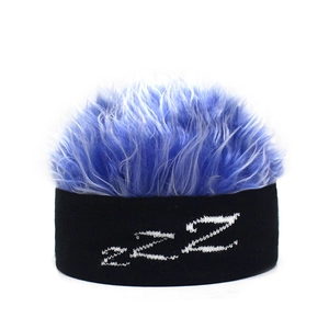 Detail der Strickmütze mit blauem Kunsthaar und aufgesticktem ZZZ-Logo für Kostüme