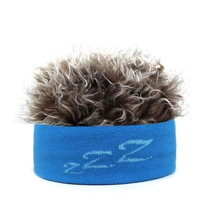 Detailansicht eines blau gestrickten Stirnbandes mit zzz-Muster und brauner Perücke