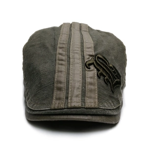 Béret rétro vert militaire avec rayures kaki et broderie sur fond blanc pur