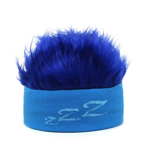Nahaufnahme des blauen Strickstirnbands mit Logo und flauschiger Kunstfaser-Perücke
