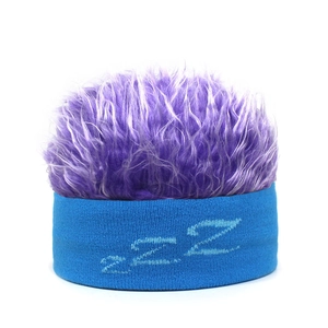 Detailaufnahme des blauen Stirnbands mit ZZZ-Muster und flauschigem lila Kunsthaar