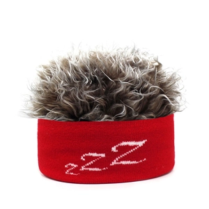 Nahaufnahme des roten Strickstirnbands mit ZZZ-Stickerei und grauem Lockenperücke