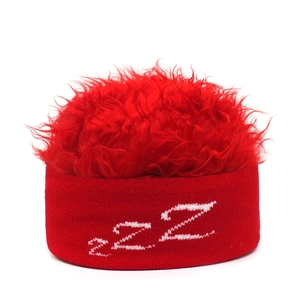 Detailansicht einer roten Strickmütze mit weißem ZZZ-Schriftzug und flauschigem Kunsthaar