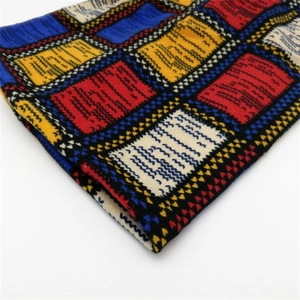Detail van kleurrijk geruit jacquard breiwerk met levendige geometrische patronen