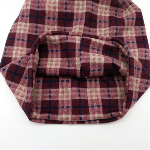 Gebreide beanie voor dames met rood en blauw ruitjespatroon en dubbellaagse voering voor de winter