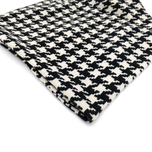 Gebreide muts en nekwarmer met klassiek zwart-wit pied-de-poule patroon van zachte wol