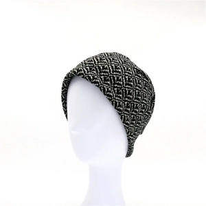Detail van gebreide muts met zwart en wit geometrisch pied-de-poule patroon textuur