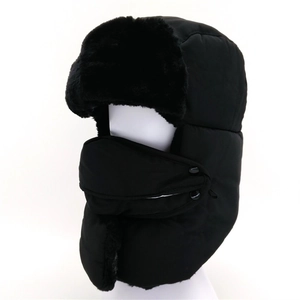 Dettaglio del cappello invernale con fodera in ecopelliccia spessa e maschera antivento