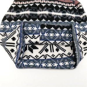 Warme gebreide damesmuts met Scandinavisch sneeuwvlokpatroon in Fair Isle stijl