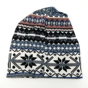Detail van het boheemse sneeuwvlok-jacquardbreisel op de warme wintermuts voor dames