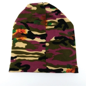 Vue détaillée du bonnet en tricot avec camouflage violet et imprimés fleurs orange