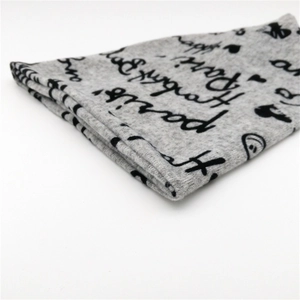 Makro-Detail des weichen grauen Kaschmir-Strickstoffs mit Vintage-Buchstabenprint
