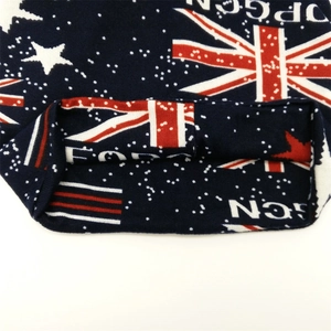 Detailopname van de gebreide muts met Union Jack-patroon en witte sterborduurwerk