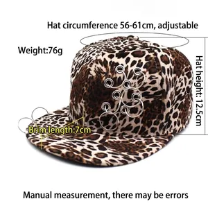 Detalle de la gorra con estampado de leopardo, dimensiones 56-61cm y anillos metálicos plateados