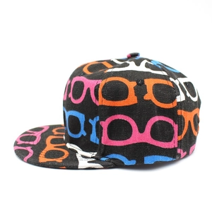 Dettaglio cappello snapback per bambini con stampa occhiali colorati su tela nera
