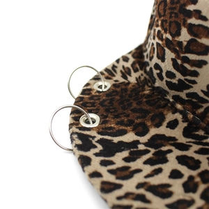 Primer plano detallado de gorra de leopardo con dos anillos metálicos en la visera plana