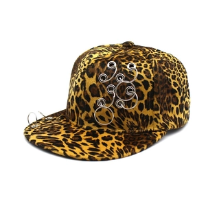 Gorra snapback de leopardo hip hop con anillos metálicos punk sobre fondo blanco