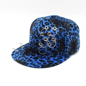 Gorra de béisbol con estampado de leopardo azul y negro con anillos de metal plateado