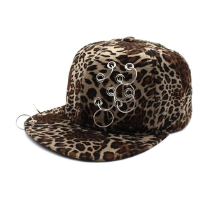 Gorra de béisbol hip hop con estampado de leopardo y anillos de metal en ala plana