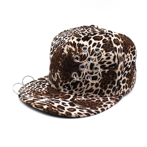 Gorra de béisbol hip hop con estampado de leopardo y anillos de metal punk en fondo blanco
