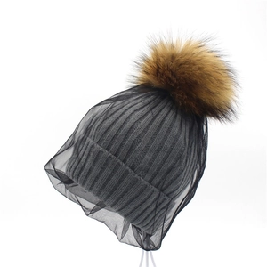 Bonnet en laine gris pour femme avec pompon en fourrure et voile résille noir élégant