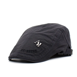 Détail de la casquette noire montrant le logo AJ en métal et la boucle de réglage arrière