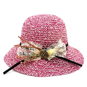 Chapeau de soleil tissé rose et blanc avec dentelle, nœud en résille et fleurs