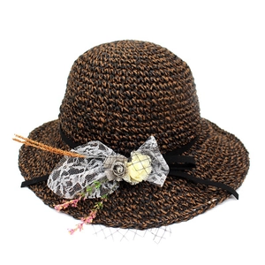 Détail d'un chapeau de paille orné d'un nœud en dentelle et de fleurs artificielles