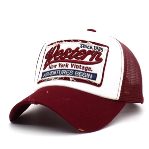 Cappello trucker vintage western bordeaux e bianco con rete e visiera dall'effetto usurato