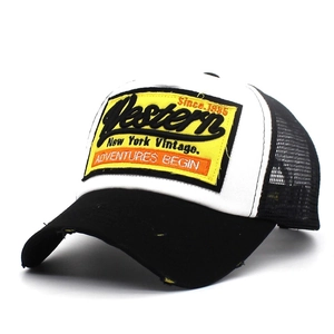 Cappello trucker vintage Western con fronte bianco e rete nera traspirante sul retro