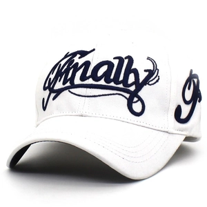 Berretto da baseball bianco con ricamo 'Finally' blu navy sul davanti e visiera curva