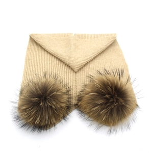 Winterlicher Strickschal für Kinder mit zwei flauschigen Kunstpelz-Bommeln in Beige