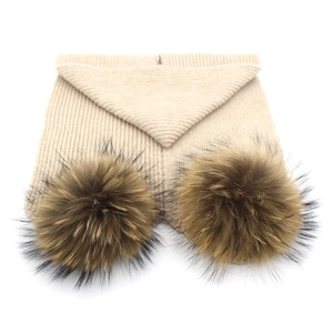 Winter-Strickschal in Beige für Eltern und Kind mit flauschigen Pelz-Pompons