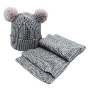 Set berretto e sciarpa in maglia grigia con doppi pompon per il calore dell'inverno