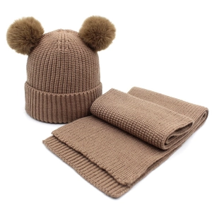 Set sciarpa e cappello in maglia marrone chiaro per bambini con doppio pompon