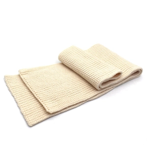 Dettaglio ravvicinato della sciarpa di lana beige per bambini con trama a maglia spessa
