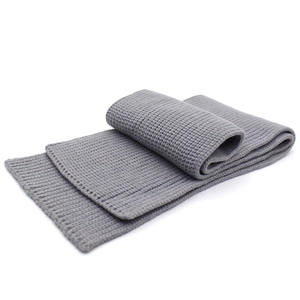 Dettaglio della sciarpa in lana grigia a maglia waffle per bambini con trame morbide