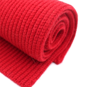 Sciarpa classica rossa in maglia di lana per bambini con spessa trama a coste calde