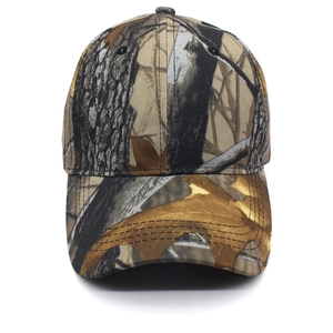 Vue détaillée du motif camouflage forêt sur une casquette de baseball d'extérieur
