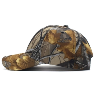 Détail d'une casquette de baseball camouflage forêt avec coutures et œillets d'aération