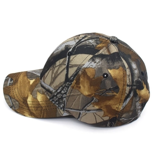 Détail de la casquette camouflage forêt avec motifs de feuilles et œillets