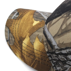 Gros plan détaillé de la casquette camouflage avec coutures à cinq rangs sur le bord